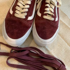 Röda Vans  - Oanvända helt nya vinröda Vans kommer med röda snören om man föredrar det 