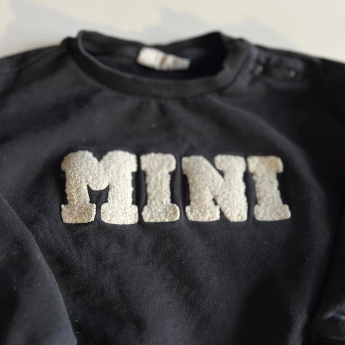 Svart sweatshirt MINI från Kappahl - 3