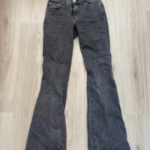 Svarta bootcut jeans från Perfect Jeans - Snygga svarta jeans från Perfect Jeans med bootcut-modell och klassisk femficksdesign. Jeansen har en mörk tvätt och är tillverkade i ett mjukt denimtyg som sitter skönt. Perfekta för dig som gillar en retroinspirerad look med utsvängda ben.