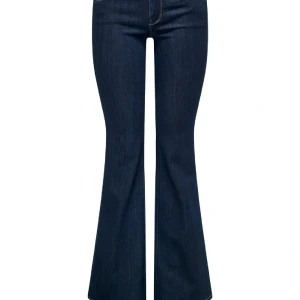 Mörkblå bootcut jeans lowrise  - Använd endast två gånger! Helt nytt skick i längden 30, storlek M alltså 38, jag använder storlek S/M passar perfekt. Säljer dom eftersom jag vill ha en annan färg.💗 DE ÄR LÅGMIDJADE!