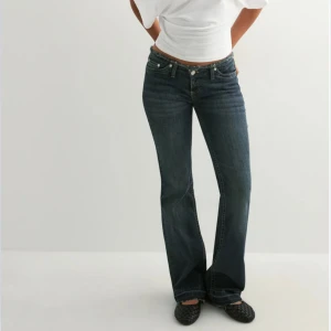 Nelly bootcut jeans mörkblå - Säljer ett par mörkblåa bootcut jeans som är lågmidjade från Nelly. Jag köpte två storlekar och därför säljer jag dessa. Dem är helt oanvända och prislappen är kvar. Nypris är 700kr