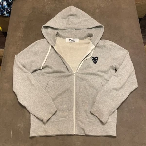 CDG zip hoodie  - Väldigt sparsamt använd zip hoodie from commes de garçons play. Tröjan är i storlek S, skulle även passa M. Riktigt snygg tröja som passar till allt. Vid ytterligare frågor är det bara att skicka ett dm 🤲