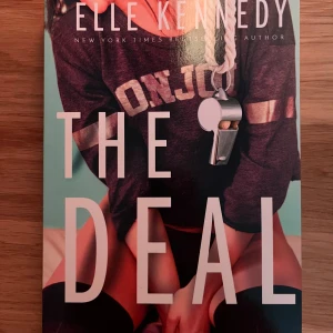 The Deal - En het och rolig college-romans om Hannah och Garrett, där en fejkdejt leder till oväntade känslor. Perfekt för dig som gillar sport, flirt och starka karaktärer. Första delen i Off-Campus-serien – missa inte denna populära bok bland unga vuxna!