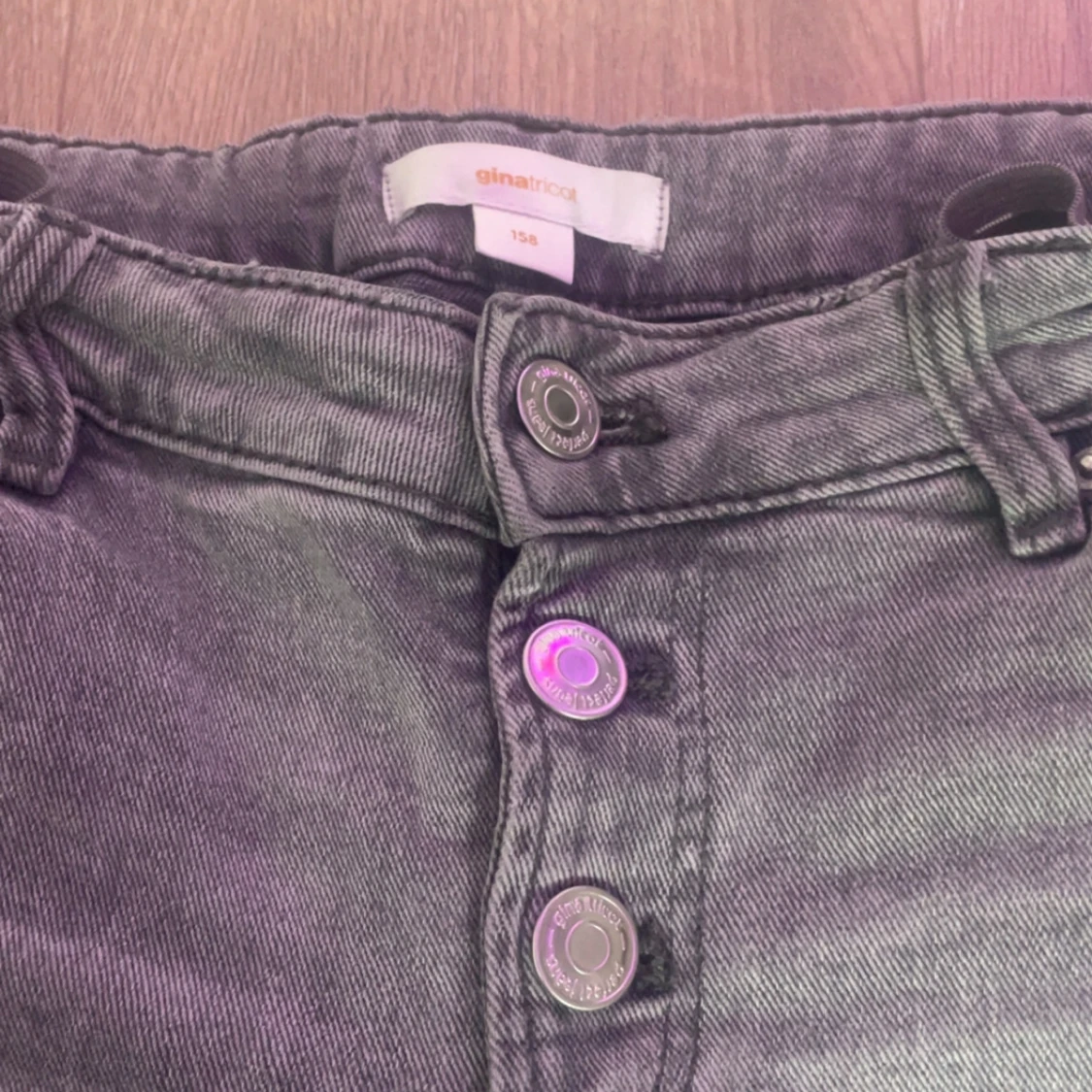 Grå utsvängda jeans - 3