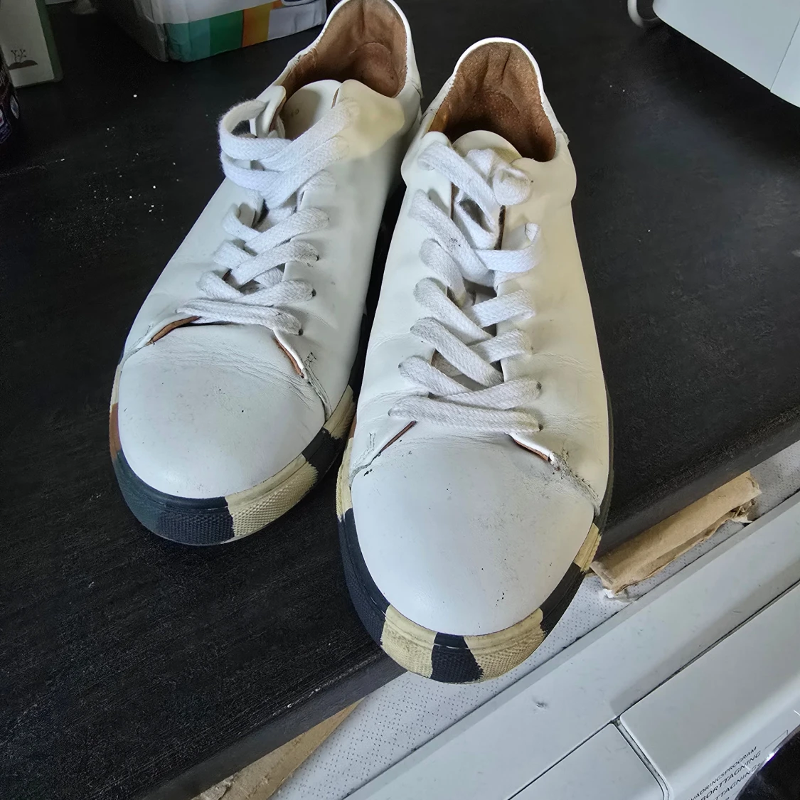 Vita sneakers med färgad sula - 1