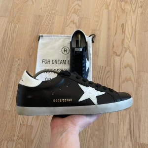 Golden Goose - Jättesnygga Golden Goose i storlek 42! Super bra skick, de är knappast använda. Dustbag fås med, finns även kvitto/äkthetsbevis! Tveka inte på att höra av dig vid frågor eller intresse😊
