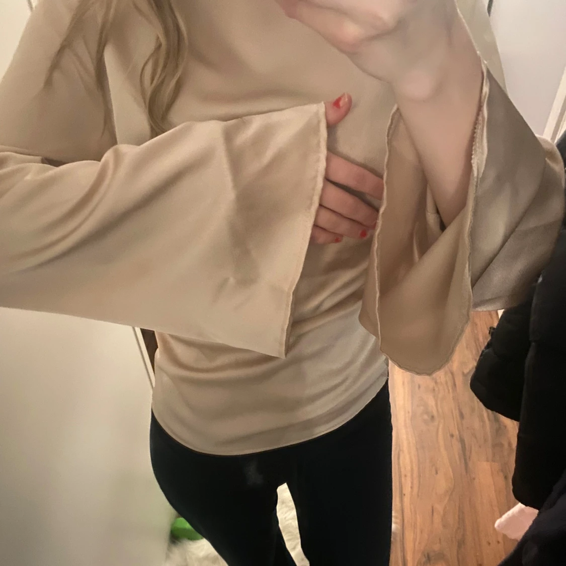 Champagnefärgad satintopp med vida ärmar - 2