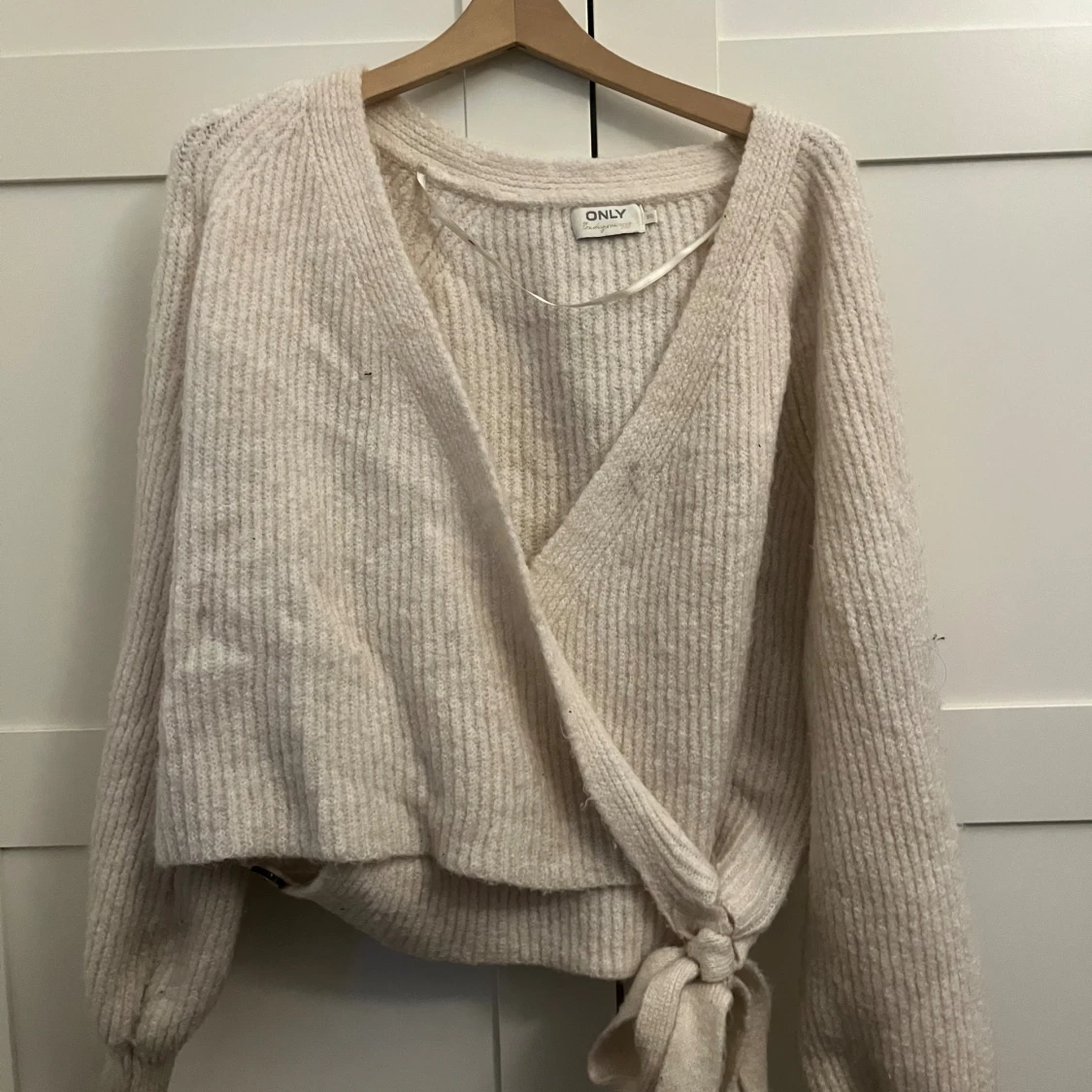 Beige omlottkofta från ONLY