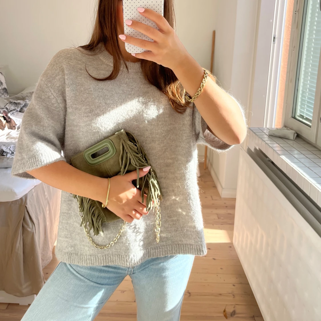 Ljusgrå stickad tröja med halvärm