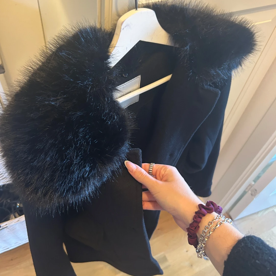 Svart pälsjacka med krage - 4