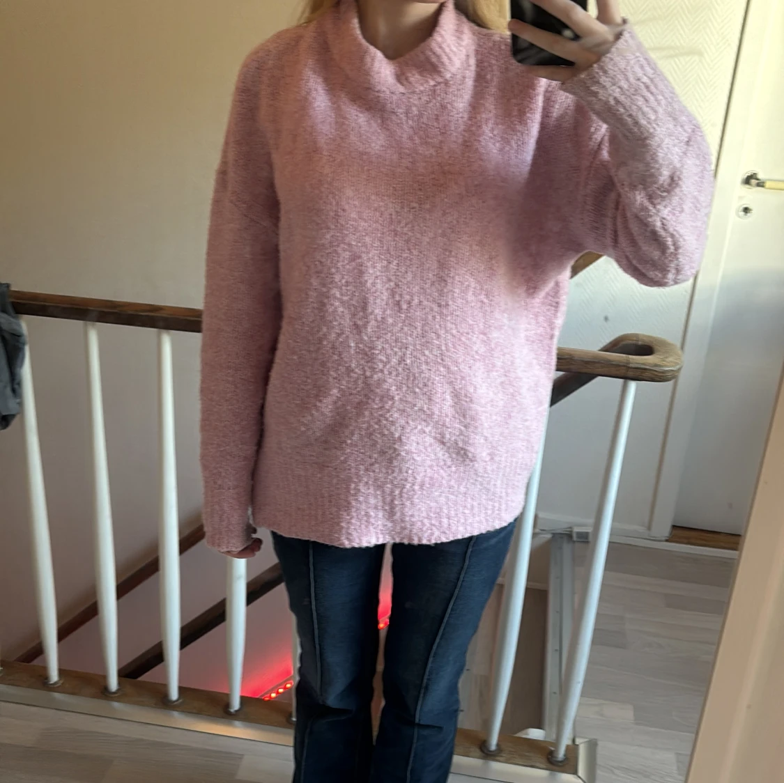 Ljusrosa stickad tröja med lös passform