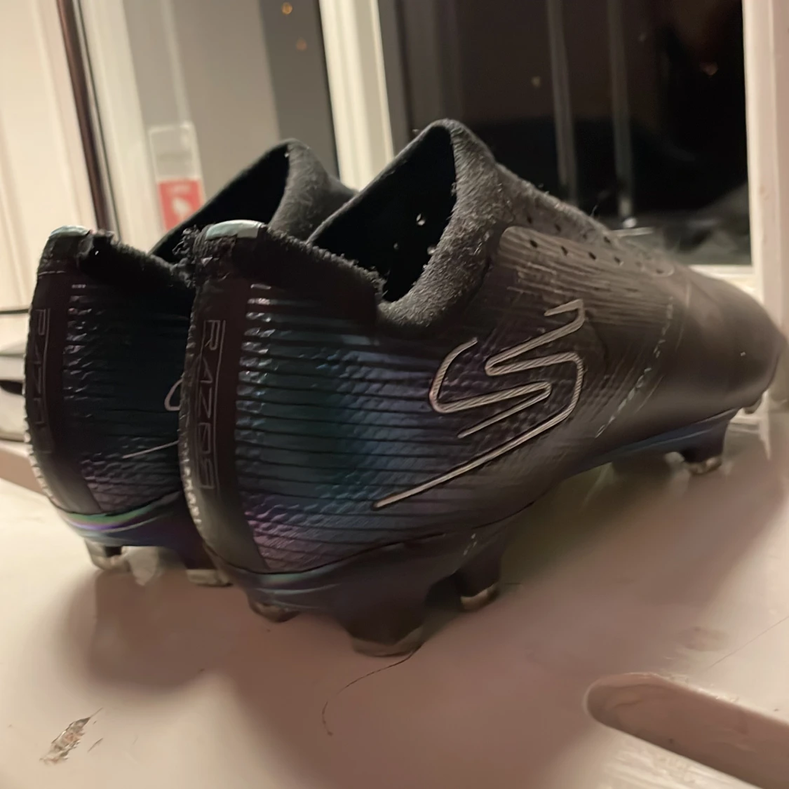 Svarta fotbollsskor RAZOR strl 39 - 1