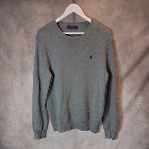 Stickad Ralph Lauren Tröja - Stl M - Stickad Tröja från Ralph Lauren, väldigt snygg och eftertraktad! | Mycket bra skick: 9/10 | Modellen på bilden är 175cm lång, men passar dig bäst mellan 178-186cm | 