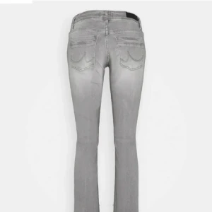 ltb jeans  - säljer mina fina ltb jeans ❤️fint skick, dock några små defekter fram och bak bara men de är knappt synliga! strl 25/32
