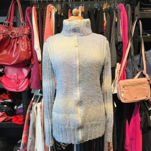 Handstickad polotröja med dragkedja  - Mysig handstickad polotröja med breda ränder i ljusblått och vitt. Tröjan har hög krage, lång ärm och ribbade muddar. Perfekt för kyliga dagar och ger en avslappnad men ändå snygg look.