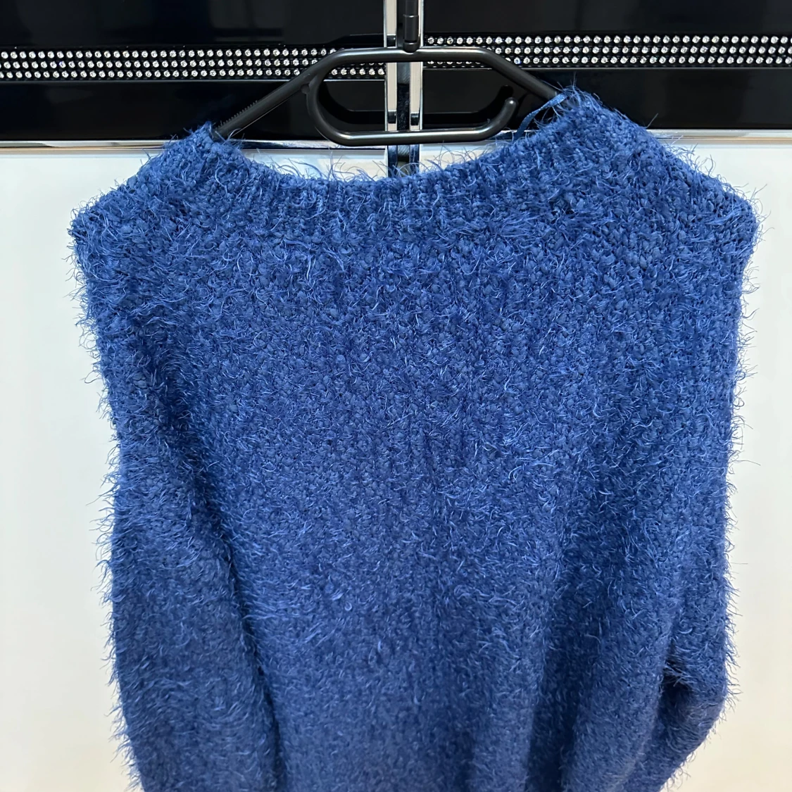 Blå fluffig stickad tröja  - 1