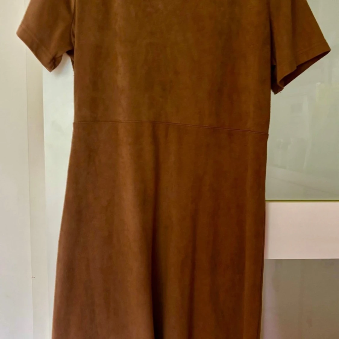 Brun kortärmad klänning med snörning - 1