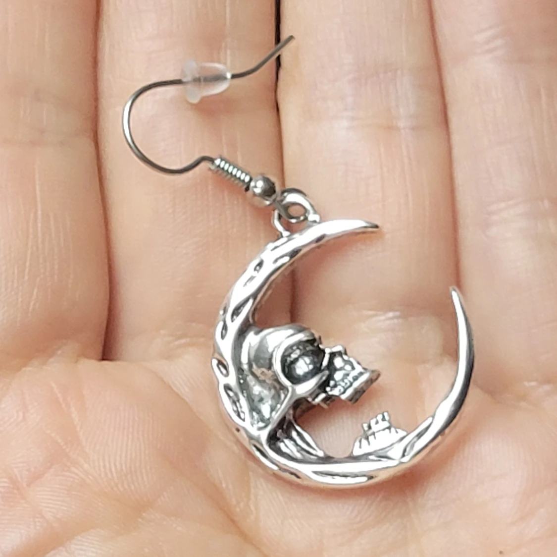  Helt nya Silvriga örhängen med dödskalle och måne - 4