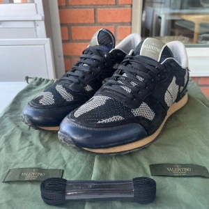 Valentino Rockrunners - Säljer nu dessa riktigt feta skor || Väldigt bra skick, 9/10 || Storlek 43 || Box, Dustbags, Laces ingår || Nypris 7000kr, mitt pris 3499 (sällsynta och eftertraktade) || Hör av dig vid frågor eller funderingar‼️