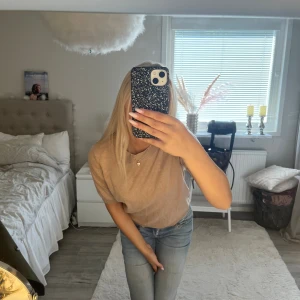 Beige stickad tröja från Lindex XS - Säljer en beige stickad tröja från Lindex i storlek XS. Tröjan har korta ärmar, rund halsringning och ribbade muddar vid ärmslut och nederkant. Perfekt för lager-på-lager och enkel att matcha. Har du frågor är det bara att höra av dig!💗