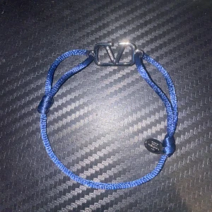 Valentino armband - Tvär fett valentino armband i färgen marinblå, den är riktigt fräsch och har inga tecken på användning. Ändringsbar storlek så skulle säga att den passar alla
