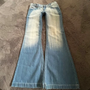 Ljusblåa jeans - Lågmidjade jeans, grenhöjden är 18cm. (Nya utan prislapp) Säljer då dom är för tighta vid låren, längden på jeansen är dock perfekt för mig som är 170. Midjemåttet tvärs över är 40cm och innerbensländen är 81cm