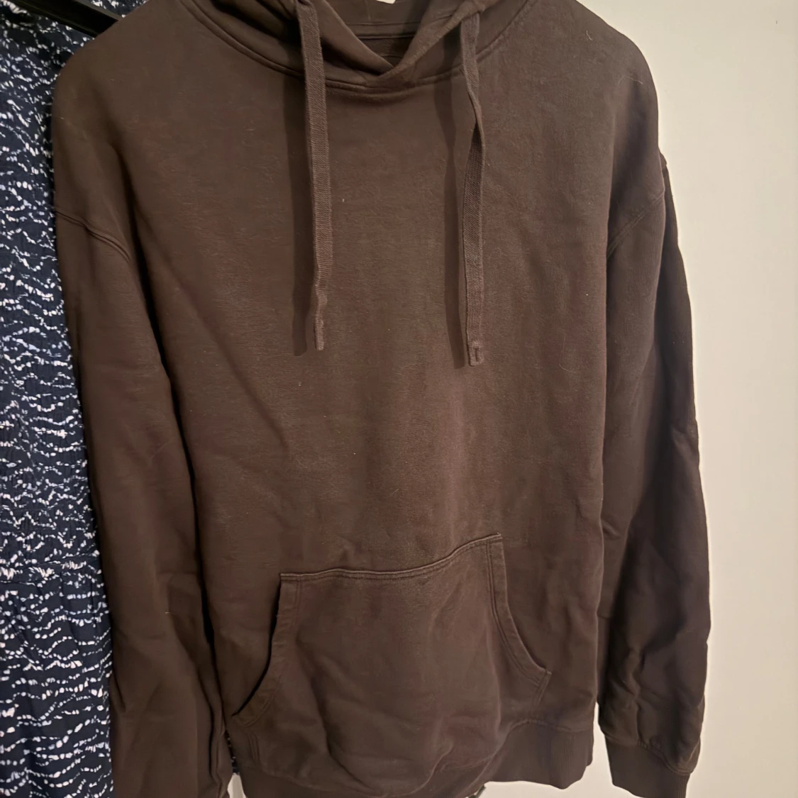 Brun hoodie från C med huva