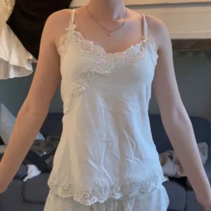 Vit spetslinnetopp från Zoul - Fin till vardag eller om d vill vara uppklädd. Storlek m men sitter som Xs/s. Använd men ser inprincip ny ut. Jätte fin med spets. 