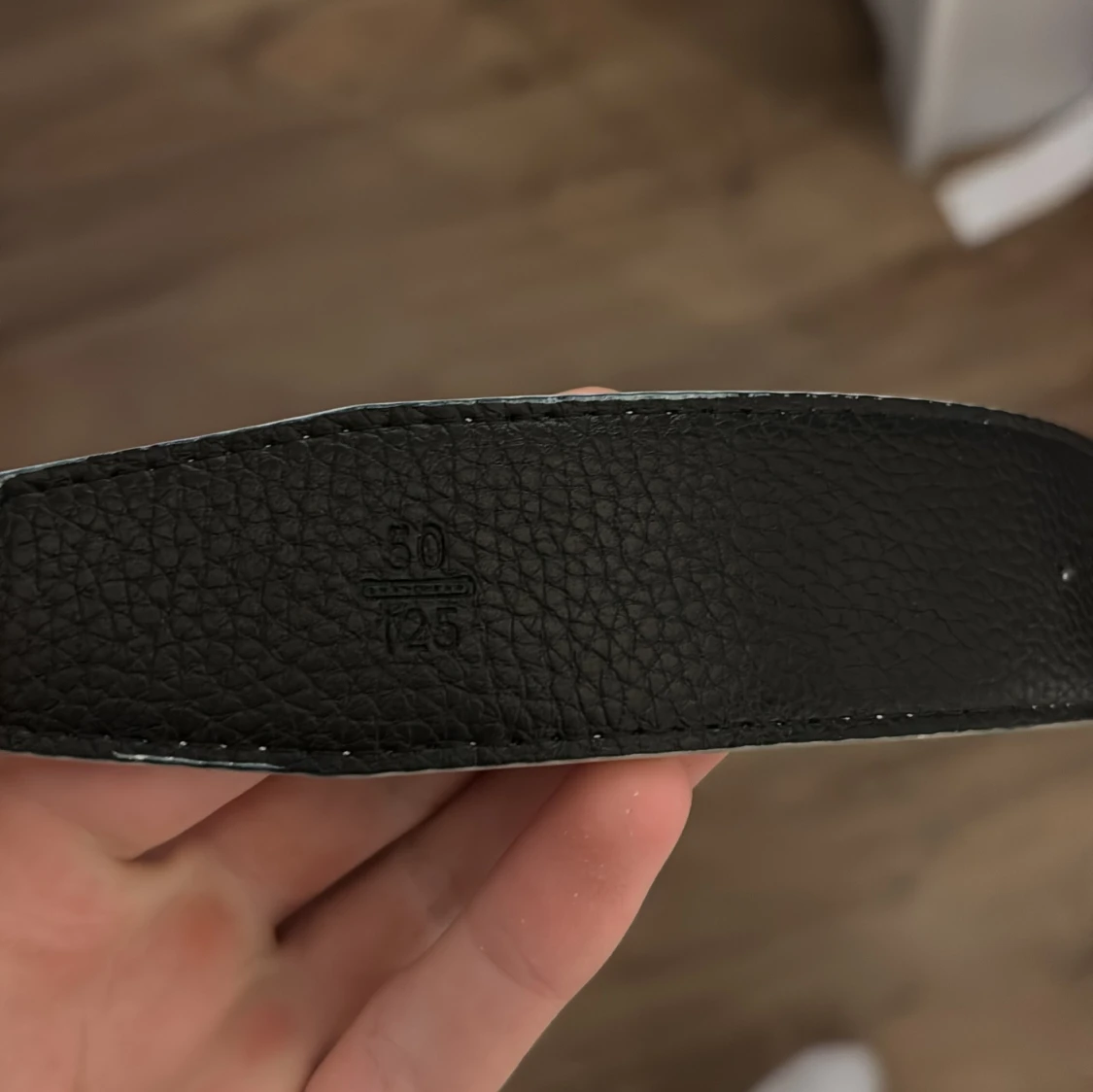 Vitt skärp med H-spänne i skinn - 1