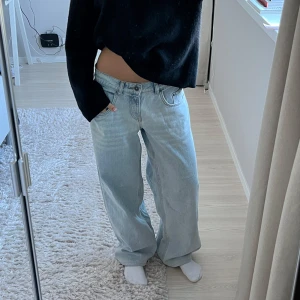 Lågmidjade vida jeans - supersnygga lågmidjade jeans från Subdued! Strl 40 (italiensk) motsvarar EU 36. Jeansen är uppsydda litegrann pga att de var för långa på mig (160cm). Använda fåtal gånger. Midjemått rakt över: 37cm. Innerben: 73cm. skriv vid funderingar eller frågor🩷