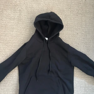 Blackout tracksuit - Svarta mjukisbyxor i mjukt material med dragsko i midjan och sidofickor. Perfekta för chill dagar eller när du vill vara bekväm. Klassisk rak passform och enkel stil som funkar till det mesta.