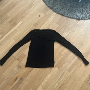 Svart långärmad tröja - En svart lång ärmar tröja från lager 