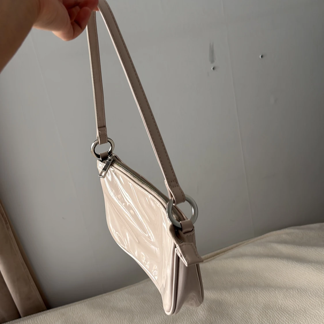 Beige axelväska i glansigt material - 1