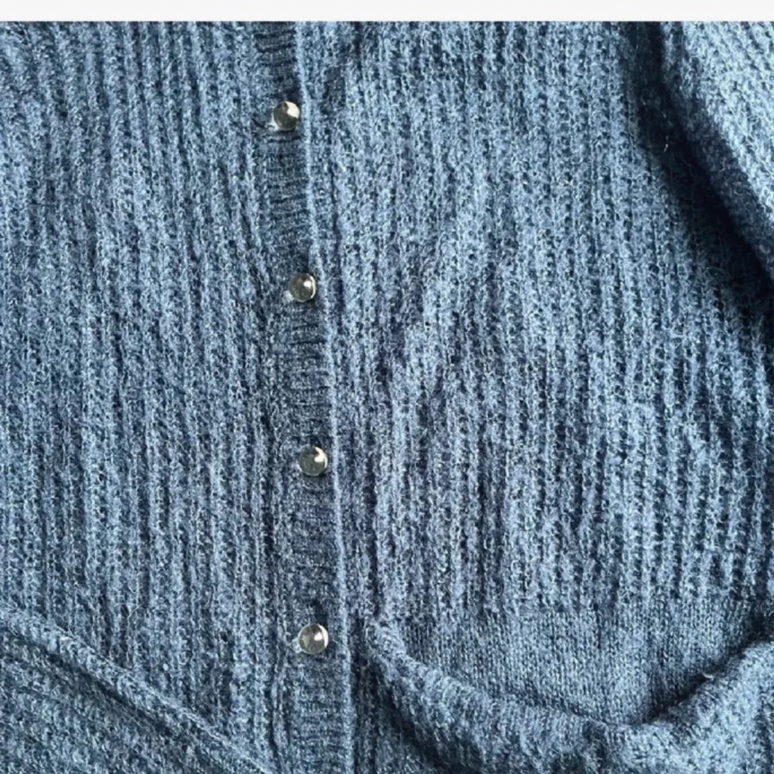 Mörkblå stickad kofta med knappar - 1