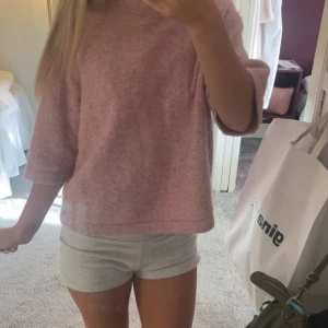 Ljusrosa stickad T-shirt - Jättesöt tröja från &otherstories. Jättebra skick och säljer för jag inte är bekväm i färgen. Så mjuk och skön med bara några noppror