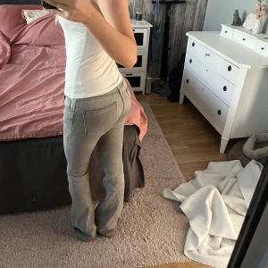 Grå bootcut jeans från 157, XXS - Säljer ett par gråa bootcut jeans från 157 i storlek XXS. Jeansen har klassisk femficksdesign, normal passform och full längd. Snyggt ljusgrå tvätt och tillverkade i mjukt jeanstyg som sitter skönt på kroppen. Hör av dig vid frågor!💗