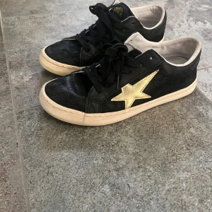 Svarta sneakers Le Temps des Cerises - Svarta sneakers från Le Temps des Cerises med en guldig stjärna på. Helt ok skick köpta secondhand men passade ej mig. 