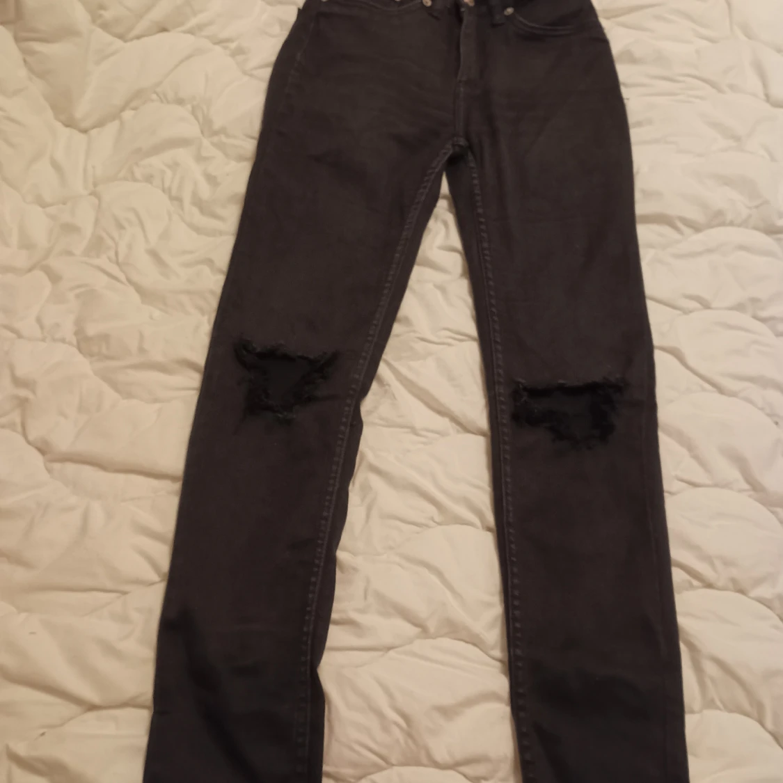 Svarta jeans med slitna knän från 157