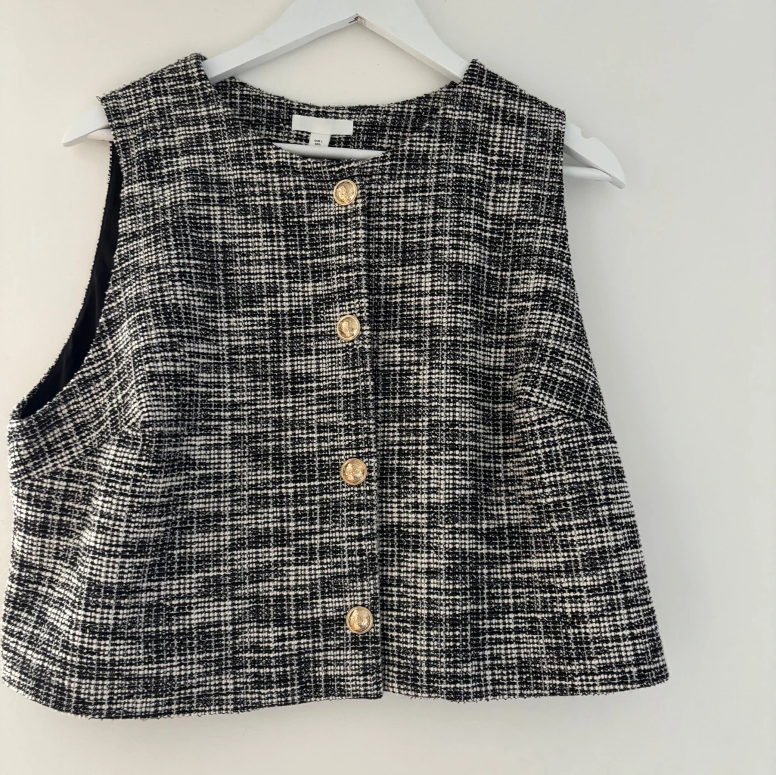 Rutig väst från H&M med guldknappar