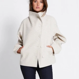 Beige kapp - Sjukt snygg beige kappa från lager 157, helt ny har prislappen kvar 💓💓😇😇