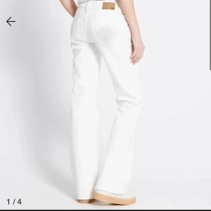 Vita bootcut jeans från 157 - Snygga vita jeans från 157 med bootcut-passform och hög midja. Jeansen har broderad detalj på bakfickan och klassisk femficksdesign. Tillverkade i bomull för en skön känsla och stilren look. Har haft på mig 2 gånger, bättre än bra för priset. 
