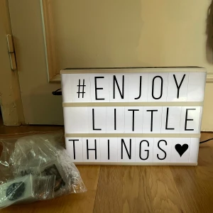 LED Lightbox med bokstäver och symboler - Stilren LED lightbox med utbytbara bokstäver, siffror och symboler. Perfekt för personliga meddelanden hemma eller på kontoret. Inkluderar många tecken, även nordiska bokstäver. Fint skick, inga synliga defekter. Strömkabel medföljer.