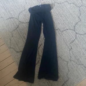 Mörk blå Yoga Pants från New Yorker  - Säljer dessa mörkblåa yoga pants från New yorker! Nyss köpta och har använts 2 gånger.💞