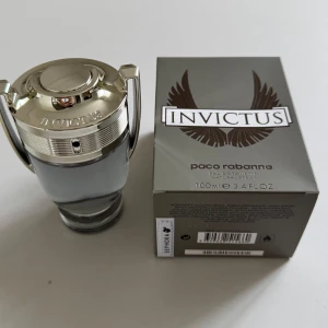 Paco Rabanne Invictus 100ml - Invictus från Paco Rabanne i en cool 100ml flaska. Perfekt för dig som vill sticka ut med en ikonisk doft. Ingredienser: Alcohol Denat., Parfum (Fragrance), Aqua (Water), Linalool, Citronellol, Butyl Methoxydibenzoylmethane, Limonene, Geraniol, Citral, Coumarin, Cinnamal, CI 60730, CI 14700, CI 19140.
