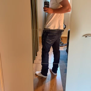 Mörkblå Replay jeans herr - Säljer ett par mörkblå jeans från replay i modellen anbass w31