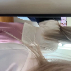 Vit T-shirt med knyt i midjan - Supersöt vit T-shirt med knyt i midjan. Tshirten har korta ärmar och är gjord i mjukt bomullstyg som känns skönt mot huden. Enkel och clean look som är lätt att styla med accessoarer. Perfekt för dig som gillar minimalistisk stil.