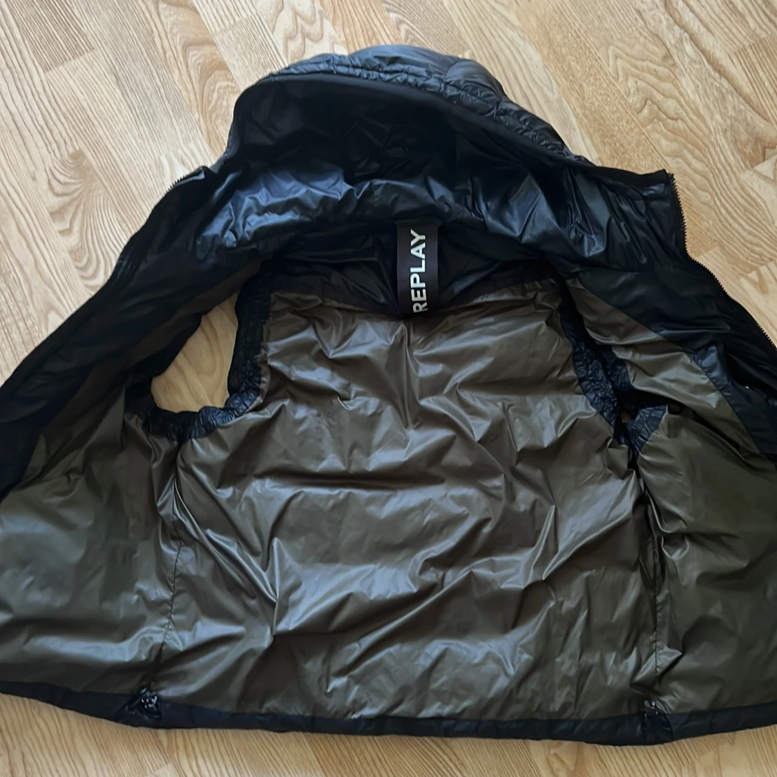 Svart dunväst med huva från Replay - 3