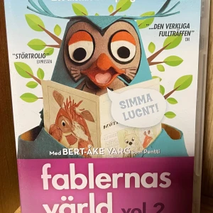 Fablernas värld vol 2 DVD - Följ med till Fablernas värld där kloka ugglan Jakob och hans vänner bjuder på roliga och lärorika historier från skogen. Perfekt för dig som gillar charmiga djurkaraktärer, nostalgi och klassiska barnprogram. En färgstark och underhållande resa för unga och unga vuxna!