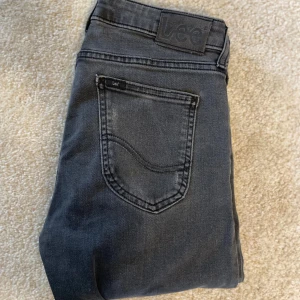 Lee Malone Jeans  - Säljer dessa riktigt snygga Lee Malone Jeans i mycket bra skick! Storleken är 30 30 och passformen är slim fit. Hör av er ifall ni har några frågor! 🙌⚜️