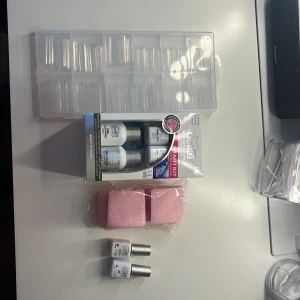 Depend GeliQ, färg, tippar - Depend GeliQ Startkit för gelnaglar med UV/LED-lampa, base coat, top coat, pre-cleanser och high shine cleanser. Inkluderar även flera flaskor gel och ett set med genomskinliga lösnaglar i olika storlekar. Perfekt för att fixa snygga naglar hemma. Kittet är lite använt 💕